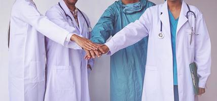 les médecins et les infirmières coordonnent les mains. travail d'équipe photo