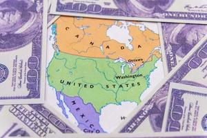 Dollars américains sur la carte de l'Amérique photo