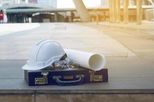 casque de sécurité avec plan architectural photo