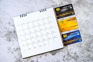 calendrier avec jours et cartes de crédit sur table. notion de magasinage