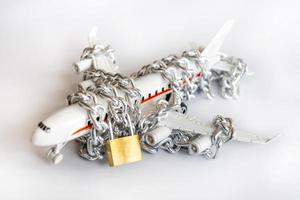 avion avec chaîne et cadenas, concept de sécurité. photo