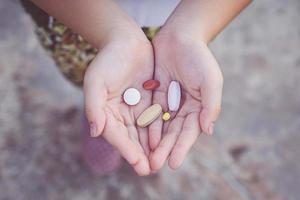 petites mains d'enfant tenant de la drogue photo