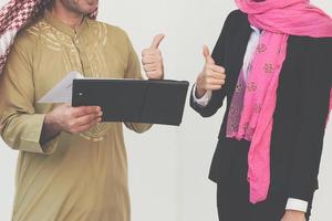 couple d'affaires arabe travaillant au bureau photo