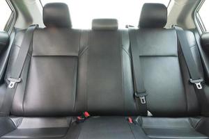 sièges passagers arrière dans une voiture de luxe moderne photo