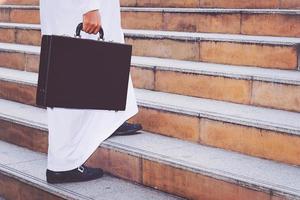 homme d'affaires arabe tenant un sac réussi photo