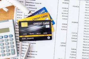 modèle d'avion et calculatrice sur relevé bancaire et carte de crédit sur une table en bois. finance sur le concept de voyage photo