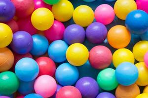 balles en plastique colorées sur l'aire de jeux pour enfants photo