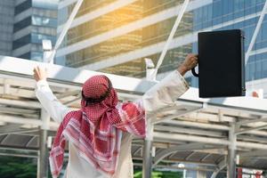 homme d'affaires arabe tenant un sac réussi, bon sentiment photo