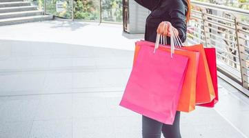 femme heureuse avec des sacs à provisions profitant du shopping. femmes shopping, concept de style de vie photo