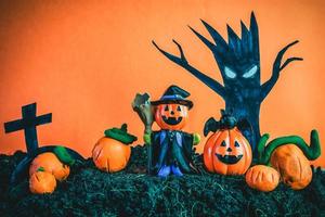 citrouilles d'halloween sur le sol photo