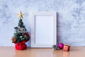 cadre photo et décoration de noël - père noël et cadeau sur table en bois. concept de noël et bonne année