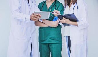 médecin et infirmière vérifiant les informations du patient sur une tablette photo