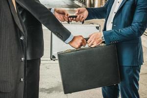 poignée de main de groupe d'hommes d'affaires à la ville, équipe commerciale photo