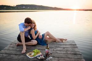 homme et femme sur la jetée près du lac. photo