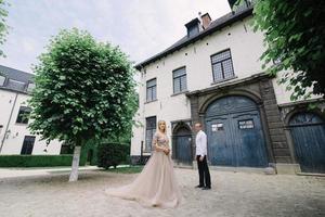 un jeune couple branché se promène en ville en été, la jeune femme porte un luxe. photo