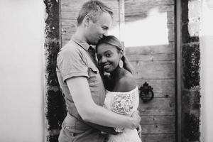 un couple d'amoureux se promène dans les rues de la vieille ville de l'île de santorin. photo