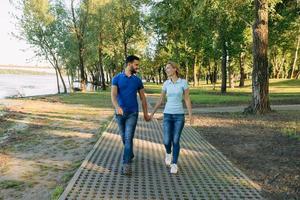 couple d'amoureux à un rendez-vous dans le parc photo