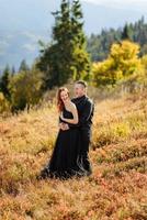 couple de mariage sur fond de montagnes d'automne. photo