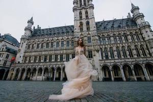 portrait d'une jolie jeune fille vêtue d'une robe luxuriante se promenant dans le parc et le grand palais photo