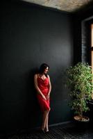 mannequin robe rouge, femme élégante en robe de beauté élégante photo