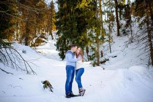 portrait de mode en plein air de jeune couple sensuel par temps froid d'hiver. amour et baiser photo