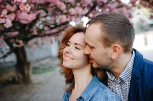 couple amoureux dans un verger de pommiers en fleurs allongé sur la couverture photo