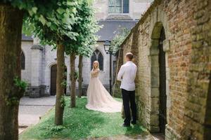 un jeune couple branché se promène en ville en été, la jeune femme porte un luxe. photo