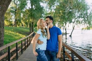 couple d'amoureux à un rendez-vous dans le parc photo