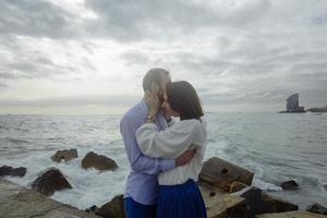 un couple d'amoureux, un homme et une femme profitant des vacances d'été sur une plage paradisiaque tropicale avec de l'eau de mer claire et pittoresque photo