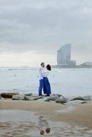 un couple d'amoureux, un homme et une femme profitant des vacances d'été sur une plage paradisiaque tropicale avec de l'eau de mer claire et pittoresque photo