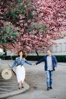 couple amoureux dans un verger de pommiers en fleurs allongé sur la couverture photo