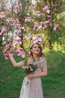 très belle fille la mariée sous voile, robe de mariée beige photo