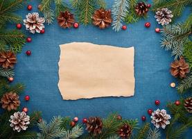 noël et bonne année fond bleu foncé avec du papier kraft pour le texte. cadre pour recette photo