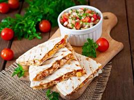 Wrap de quesadilla mexicaine au poulet, maïs et salsa photo