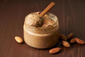 beurre d'amande, pâte d'aliments crus à base de broyage d'amandes en beurre de noix, vue latérale photo