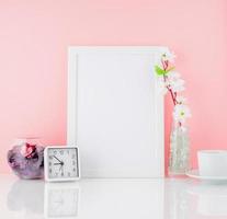 cadre blanc vierge, fleur, horloge et tasse de café ou de thé sur whi photo