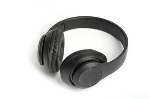 écouteurs intra-auriculaires sans fil isolés avec du cuir noir sur fond blanc. photo