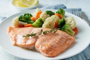 saumon et légumes à la vapeur, paléo, céto, fodmap, régime dash. cuisine méditerranéenne avec du poisson photo