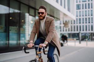 homme d'affaires va travailler à vélo. transport écologique