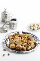 mélanger le plat de baklava ou le baklawa est des bonbons traditionnels arabes et turcs à la pistache. photo
