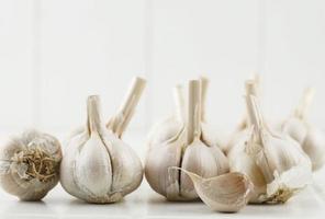 gros plan de bulbes d'ail sur une table en bois avec arrière-plan flou d'ails. photo