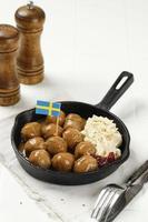 boulette de viande suédoise avec sauce brune aux champignons et confiture d'airelles photo