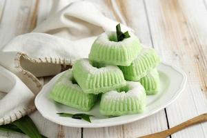 kue putu ayu, jajan pasar traditionnel indonésien à base de farine cuite à la vapeur et de noix de coco râpée. photo