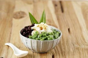 desserts malaisiens appelés cendol. le cendol est fabriqué à partir de glaçons pilés, de haricots rouges, d'une variété de bonbons et de fruits. photo