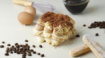 tiramisu , dessert italien en couches à la crème de mascarpone, décoré de menthe et de poudre de cacao. photo