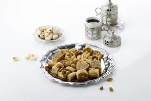 mélanger le plat de baklava ou le baklawa est des bonbons traditionnels arabes et turcs à la pistache, vue de dessus