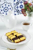 mini spiku lapis surabaya, gâteau à trois couches originaire de surabaya, en indonésie. photo