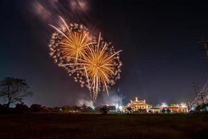 célébration de feux d'artifice dans le ciel sombre photo