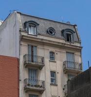 Buenos Aires, Argentine. 2019. immeuble ancien, une fenêtre ouverte photo