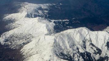 paysage brumeux dans les montagnes, haute montagne dans la brume et les nuages photo